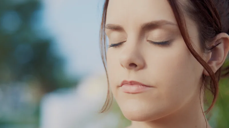 Charline ferme les yeux pendant un exercice de respiration de la formation.
