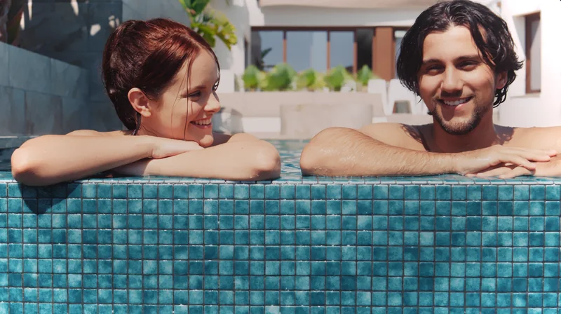 Un moment souriant dans la piscine pendant la formation.
